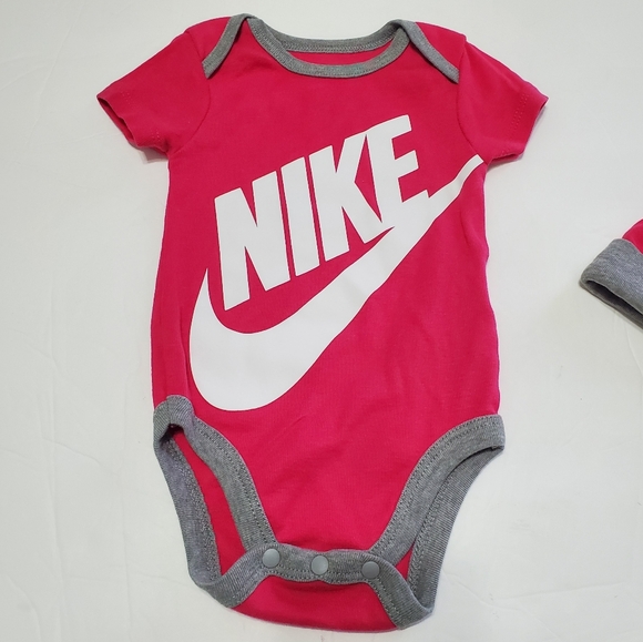Nike 2Pc Baby Girl's Bodysuit & Cap Set Size 0-6Months - Picture 4 of 12